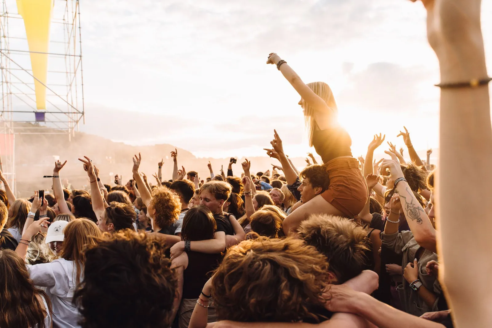 Público disfrutando de un concierto al atardecer.