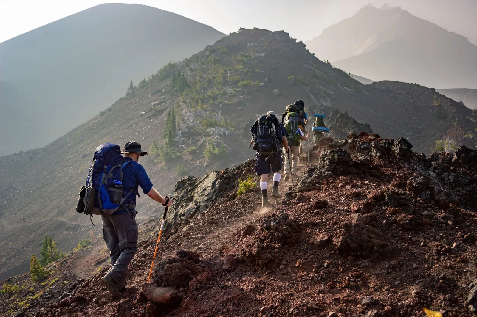 Excursionistas explorando juntos un paisaje montañoso.